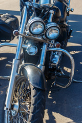 Fototapeta premium Zbliżenie: motocykl zaparkowany na ulicy miasta