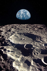 Naklejka premium Ziemia wznosi się ponad horyzont księżycowy. Elementy tego zdjęcia dostarczone przez NASA.