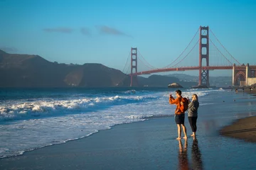 Crédence de cuisine en verre imprimé Plage de Baker, San Francisco A couple at Baker Beach, San Francisco Overlooking Golden Gate Bridge