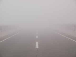 視界不良　The thick fog made it hard to see the road.