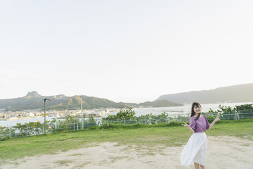 高台の女性