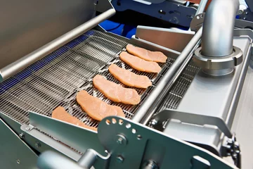 Photo sur Plexiglas Viande Morceaux de viande panés à sec à la machine