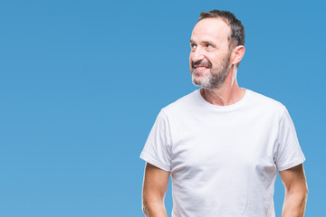 Middle age hoary senior man wearing white t-shirt over isolated background smiling looking side and staring away thinking.