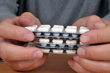 Plaquettes de médicaments en main 