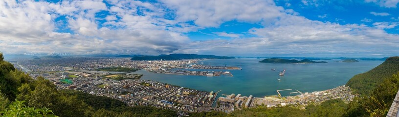 高松市街並みと瀬戸内海のパノラマ写真　香川県屋島山上から2018年10月撮影