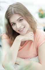 Naklejka premium portrait of young smiling woman in the background of the living room.
