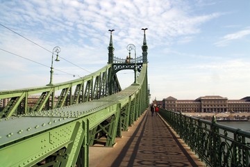Personas caminando en el puente verde de Budapest.