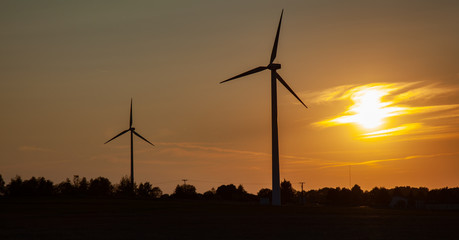 Fototapeta na wymiar Windkraft im Sonnenuntergang