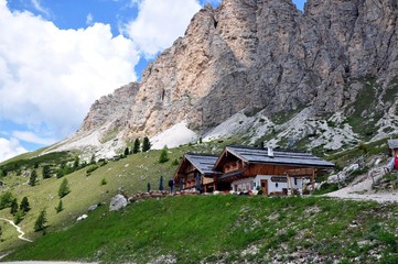 Fototapeta na wymiar Jimmy Hütte oberhalb von Wolkenstein