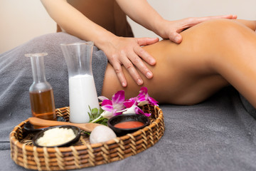 Obraz na płótnie Canvas close-up masseur hands doing back massage in spa salon. Beauty treatment concept.