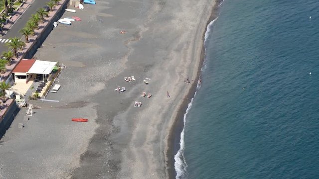 Veduta aerea della spiaggia con lettini e bagnanti al mare