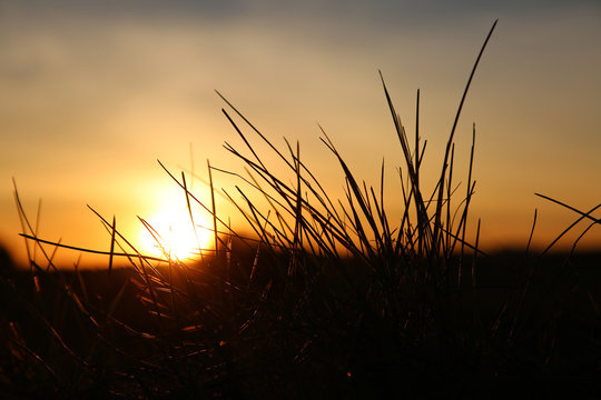 Sonnenuntergang im Herbst &uuml;ber den Feldern