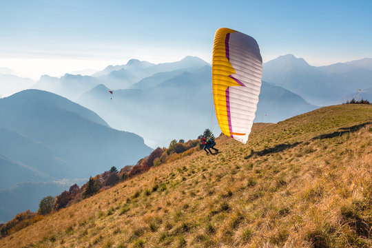 Parapendio in partenza per il volo