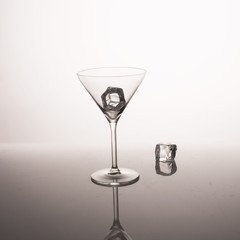 Hielo dentro y fuera de una copa