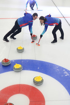 Curling. Drużyna curlingowa rozgrywa turniej. 