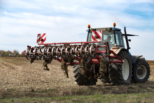 tracteur agricole avec d&eacute;chaumeur en action sur le champ