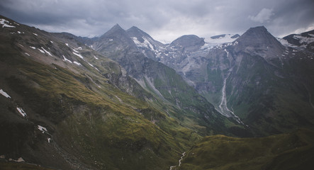 Bergspitzen in den Alpen mit Wolken