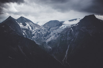Fototapeta na wymiar Bergspitzen in den Alpen mit Schnee und Wolken