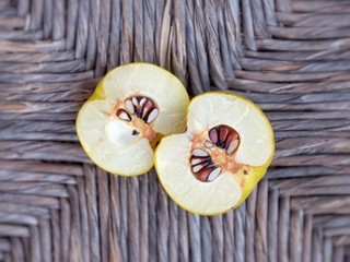 Aufgeschnittene Quitte auf Korbgeflecht