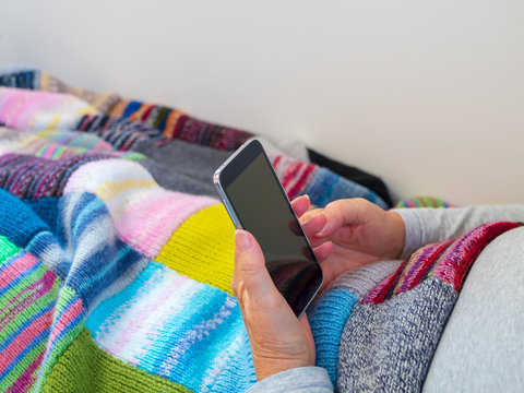 &Auml;ltere Frau h&auml;lt ein smart phone in ihrer Hand