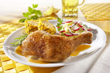 Hähnchenkeule / Hähnchenkeule mit Kartoffelsalat und Mais