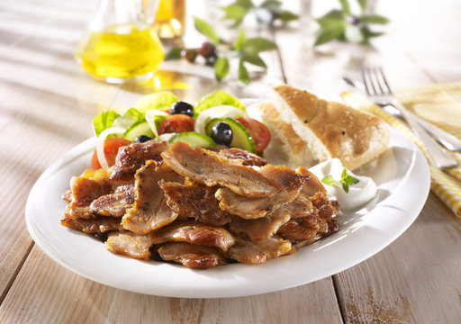 Kebab / Kebab mit Bauernsalat und Fadenbrot 