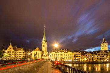 Obraz premium Fraumuenster church at night, Zurich