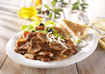 Kebab mit Zwiebel / Kebab mit Bauernsalat und Fadenbrot 