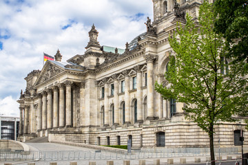 Obraz premium The Reichstag building and German flags, Berlin