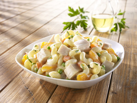 Nudelsalat / Nudelsalat in einer Schale