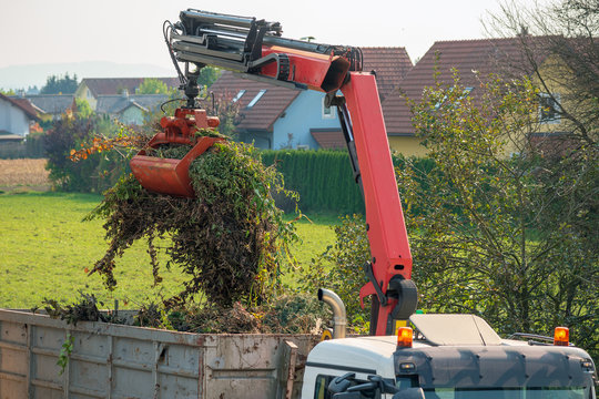 Abtransport von Gartenabf&auml;llen per LKW mit Kran