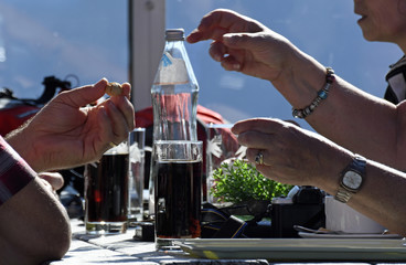 hände am imbisstisch