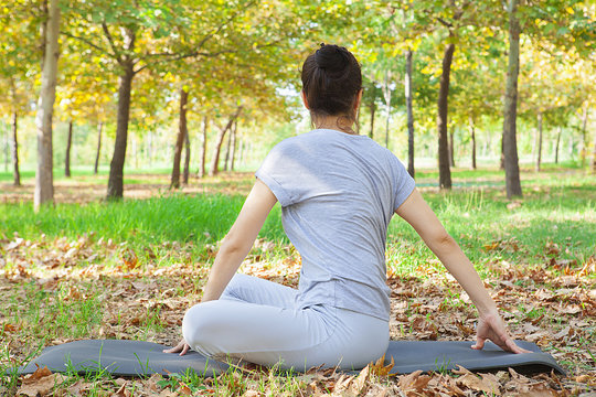 a&ccedil;ık alanda yoga yapmak