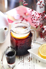 Jesienna herbata. Czarna herbata z wiśniami i sokiem wiśniowym.