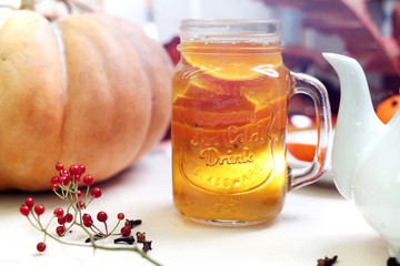Jesienna herbata z pomarańczą. - obrazy, fototapety, plakaty