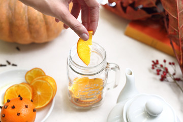 Pomarańczowa herbatka. Rozgrzewająca aromatyczna herbata z cytrusami i goździkami. - obrazy, fototapety, plakaty