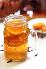 Zimowa herbata. Aromatyczna herbata z soczystą pomarańczą i goździkami.