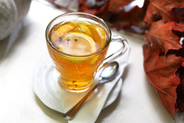 Rozgrzewająca herbata z cytryną. 