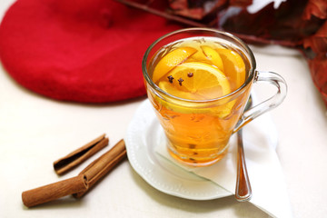 Pomarańczowa herbata z goździkami i cynamonem. Filiżanka aromatycznej herbaty - obrazy, fototapety, plakaty