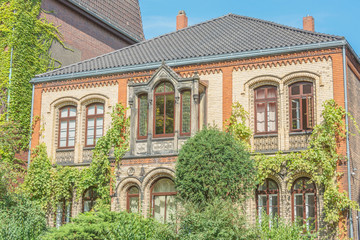 Fototapeta na wymiar Historisches Stadthaus mit malerischer Fassade