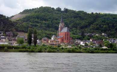 Obraz premium view from the river rhine to the church