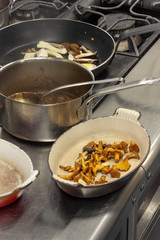 Herd mit Pilzpfanne, Pfifferlingen und Saucentopf