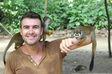 Naklejka premium Man establishing in contact with monkeys