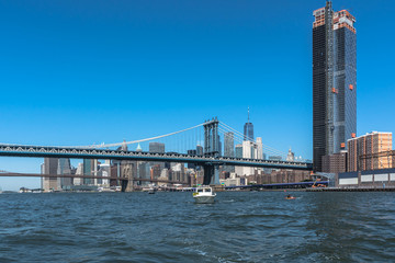 Naklejka premium Widok Manhattan most i most brooklyński nad Wschodnią rzeką, Manhattan, NYC