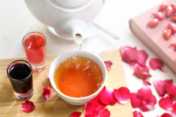 Kwiatowa herbata z płatkami róży i sokiem owocowym