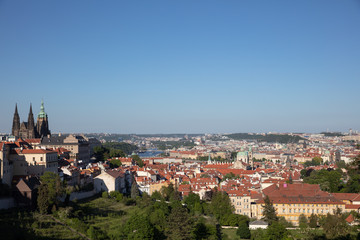 Fototapeta na wymiar Aussicht vom Kloster Strahov auf die Prager Kleinseite und Altstadt vom Veitsdom bis zum Pulverturm
