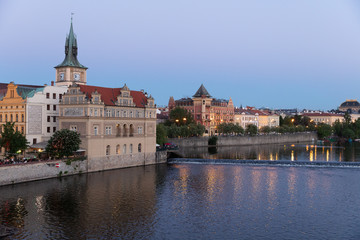 Fototapeta na wymiar Abendlicher Blick von der Karlsbrücke zum Smetana-Museum