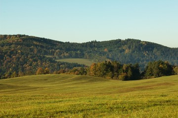 Obraz premium Wiejski krajobraz wsi kraju jesień i lato.