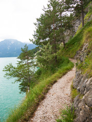 Obraz premium Schmaler Wanderweg am See