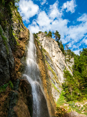 Naklejka na ściany i meble Wasserfall und Felswand